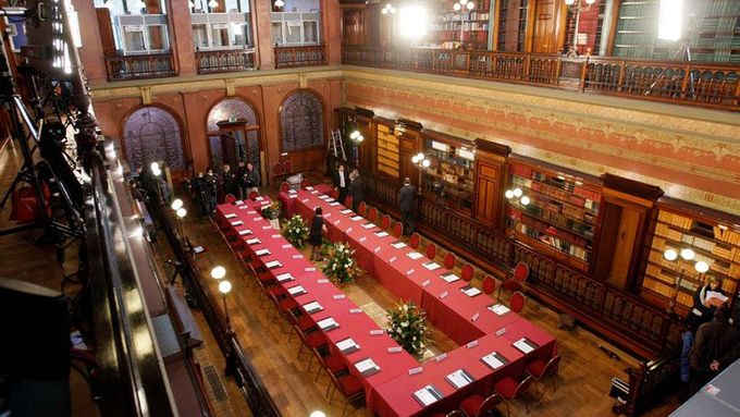 Díváte se do vnitřních prostor více než sto let staré knihovny Solvay v Bruselu. Tady se za pár chvil sejdou státníci zemí EU.