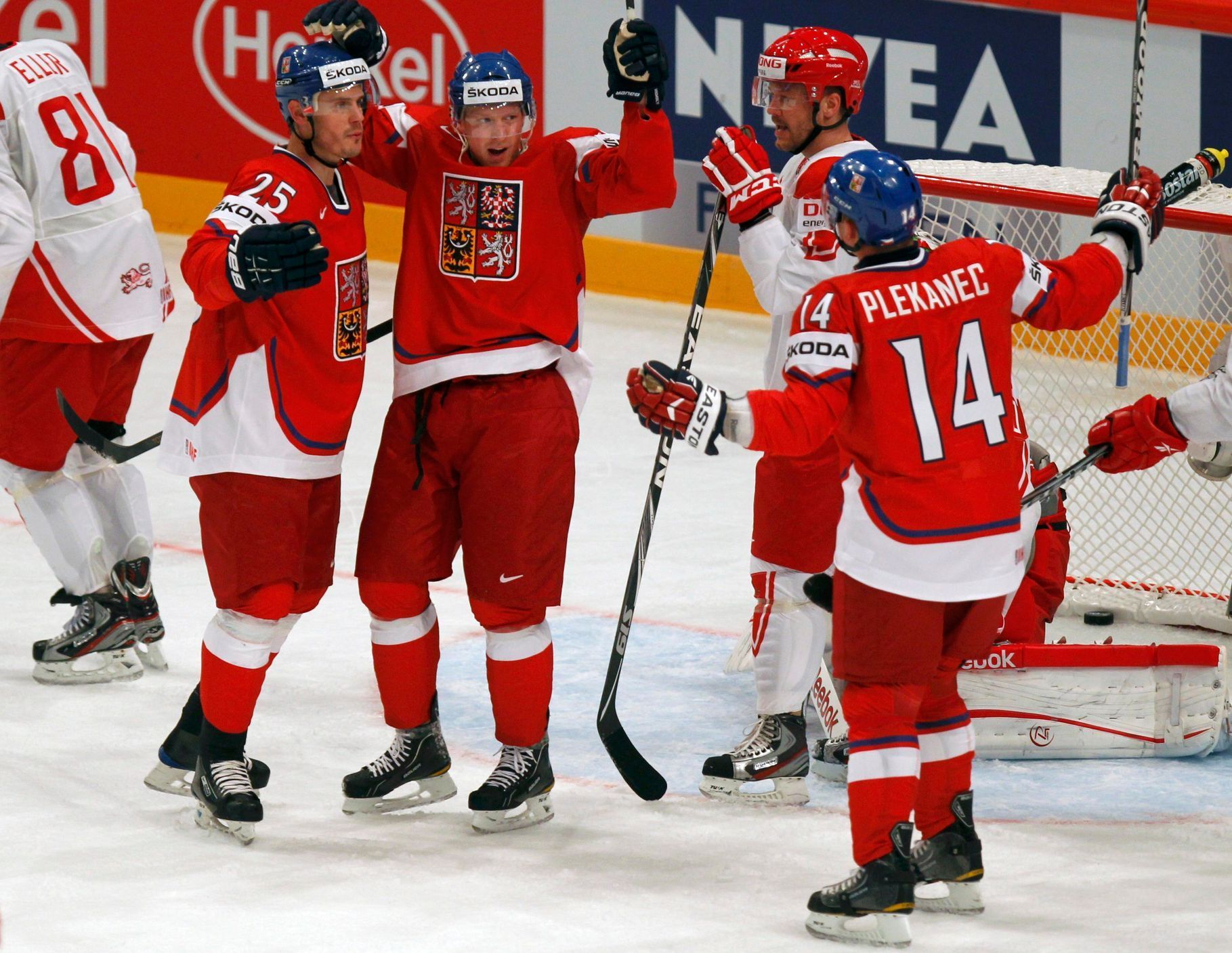 Lukáš Krajíček, Aleš Hemský a Tomáš Plekanec v utkání MS v hokeji 2012 Česko - Dánsko