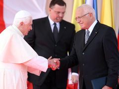 Papež se na letišti zdraví s prezidentem Václavem Klausem.