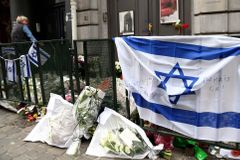 Soud s útočníkem z židovského muzea: Kalašnikov zabalil do vlajky IS, vinu odmítl