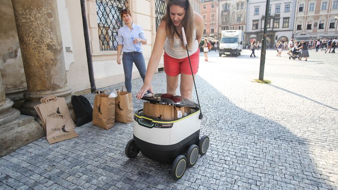 Nový způsob přepravy drobného zboží? Samořiditelní roboti budou nejspíše už od příštího roku brázdit české chodníky.