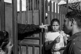 Žadatelé o azyl čekají před bránou mexické komise pro uprchlíky, kde následně absolvují pohovor (Tapachula, červen 2019). Snímek je ukázkou z dlouhodobého fotografického projektu venezuelského fotografa Alejandra Cegarry, který byl oceněn v letošním ročníku World Press Photo jako vítěz pro Severní a Střední Ameriku.