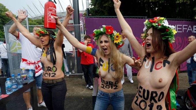 Zákulisí Eura: Nahé aktivistky, věštící prase i čeští fans