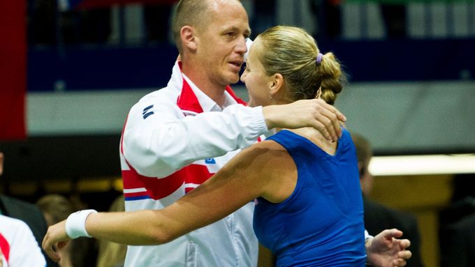Petr Pála objímá Petru Kvitovou po vítězném semifinále.