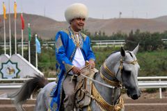 Hraje na kytaru, rozdává knihy. Z turkmenského autokrata se před volbami stal veselý muž z lidu