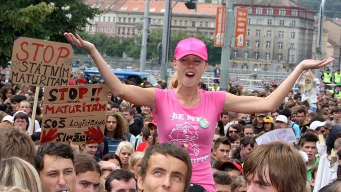 Obrázky z dějin státní maturity. V roce 2009 proti jejímu zavádění protestovalo v Praze přes deset tisíc studentů středních škol.