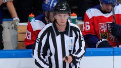 Česká rozhodcovská hvězda na prahu NHL. Místo drobných tučná smlouva, ale i život na cestě