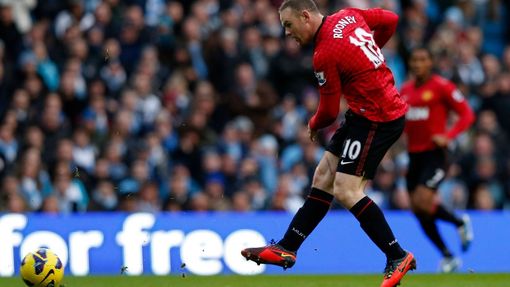 Wayne Rooney z Manchesteru United střílí první z branek v derby s City.