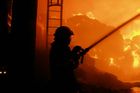 V Paskově hořelo pole, hasičům se podařilo zabránit rozšíření požáru na domy
