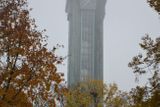 Věž Nové radnice Ostravy je od stadionu Bazaly jen asi 500 metrů vzdušnou čarou.