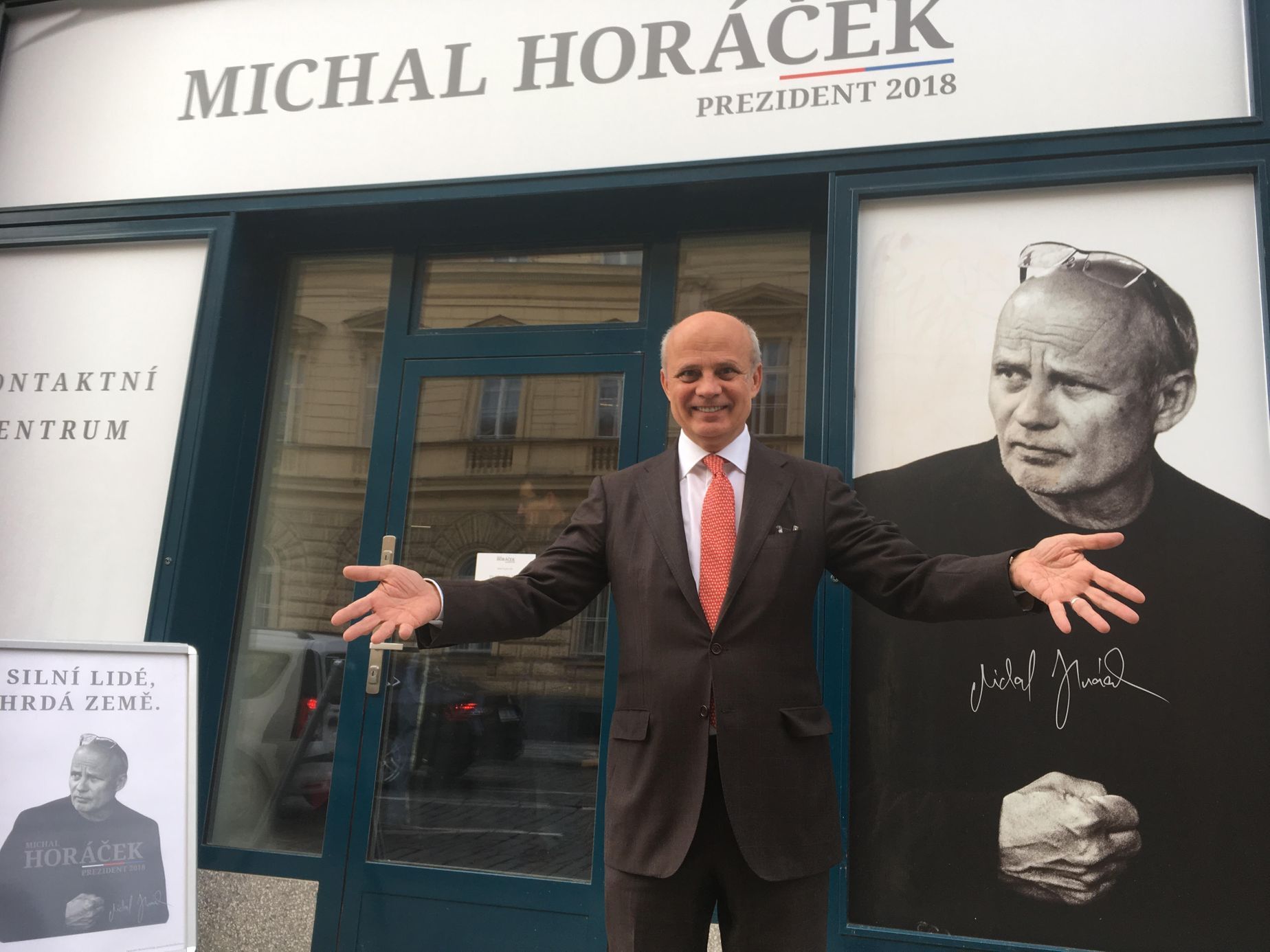 Michal Horáček v místě, kde má své kontaktní centrum pro lidi