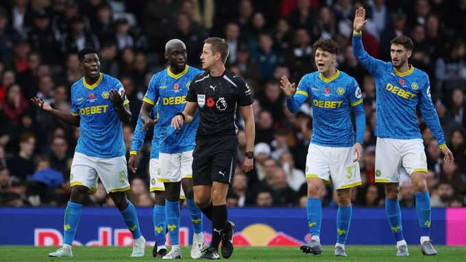 Ladislav Krejčí (druhý zprava) a jeho spoluhráči z Wolverhamptonu se dohadují s rozhodčím.