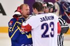 Český hokejový útočník Dmitrij Jaškin nasměroval reprezentaci za výhrou nad Švédskem důležitým prvním gólem, navíc Patricu Hörnqvistovi důrazně vysvětlil, co nesmí dělat před českou brankou
