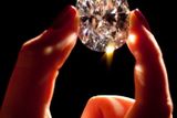 Diamant - Největší diamant, který byl kdy dán do dražby, má 101,73 karátů a byl vydražen v Ženevě za 30 milionů korun.