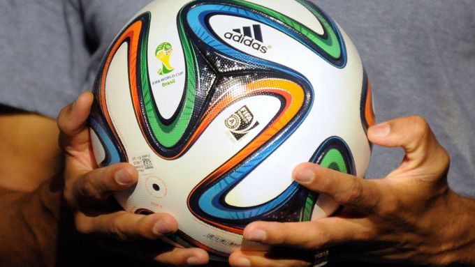 Podívejte se na nový míč Brazuca, se kterým se bude hrát na příštím fotbalovém mistrovství světa v Brazílii.