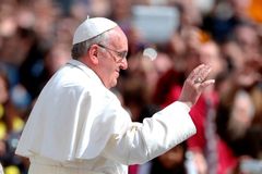 Papež požehnal nemocnému. Exorcismus, spekulují média