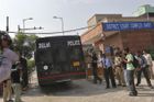 Dvacetiletý mladík v Indii znásilnil a zapálil svou obět, dívka bojuje o život
