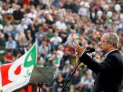 Středolevý lídr Walter Veltroni promlouvá k davům na římské demonstraci.
