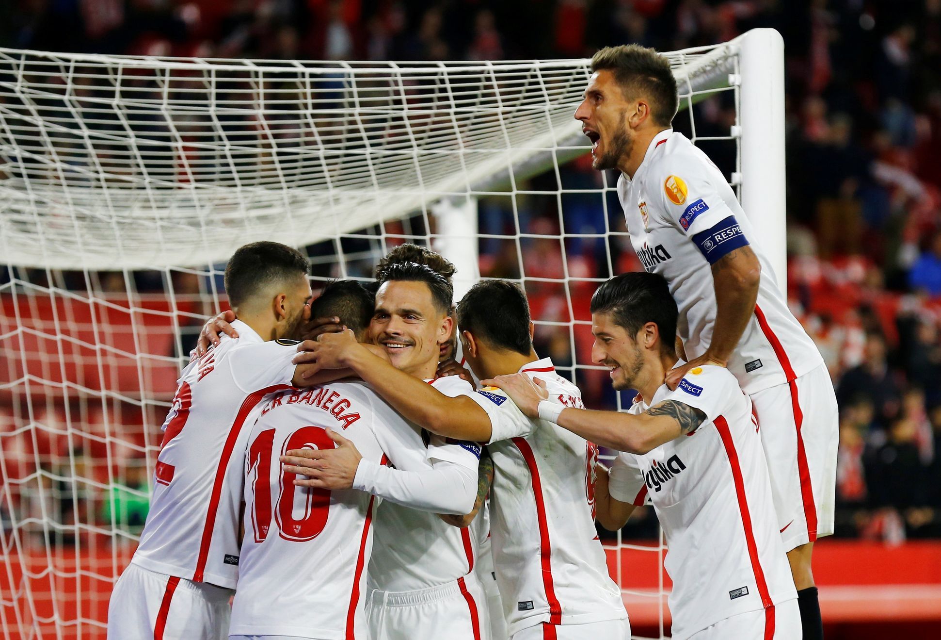 fotbal, Evropská liga 2018/2019, FC Sevilla - Krasnodar, hráči Sevilly se radují z gólu