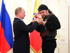 Vladimír Putin s vůdcem Nočních vlků, kterému se přezdívá Chirurg.