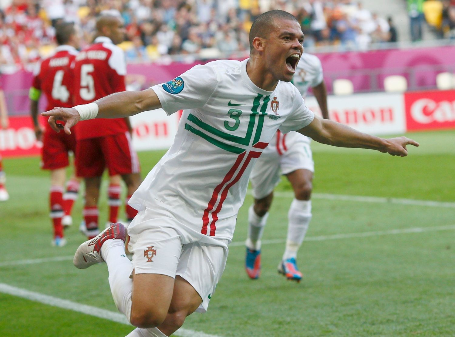 Pepe slaví gól v utkání Dánska s Portugalskem na Euru 2012