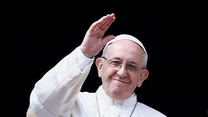 Papež zdraví věřící ve Vatikánu po svém velikonočním poselství.