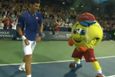 Novak Djokovič tančí po výhře nad Florianem Mayerem na turnaji v Montrealu s maskotem