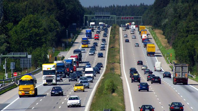 Na velké části německých dálnic se stále jezdí neomezenou rychlostí.
