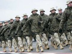 Polští vojáci pochodují před odletem do Afghánistánu na letišti ve Vratislavi.