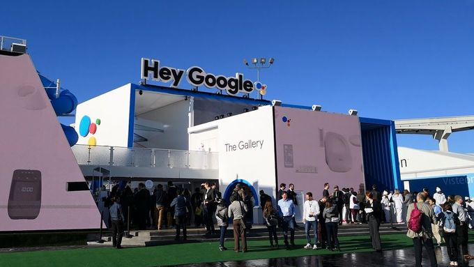 Procházka výstavou chytrých zařízení s Google Asistentem na veletrhu CES 2018 v Las Vegas
