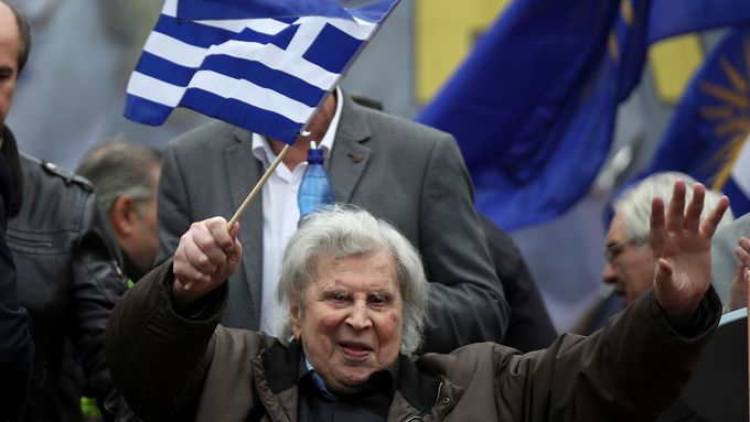 Mikis Theodorakis na demonstraci v roce 2018.