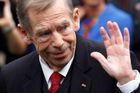 Václav Havel zahájil Forum 2000, venku se protestovalo