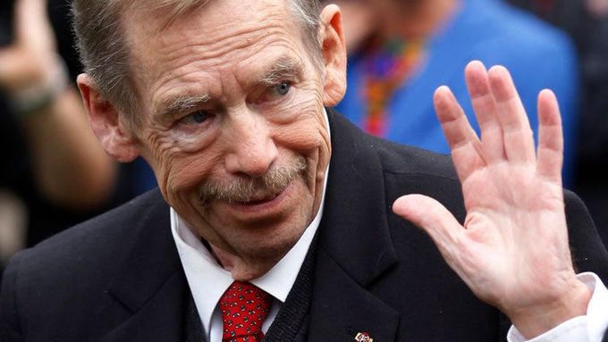 Václav Havel přijíždí do Vrchlického sadů na slavnostní odhalení sochy amerického prezidenta Woodrowa Wilsona. 5. října 2011.