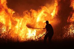 Středomořské inferno zasáhlo Řecko i Itálii. Projděte si, která místa bojují s požáry