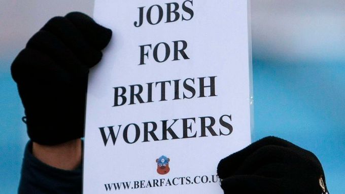 V době krize mnozí Britové nechápou, proč by podniky měly zaměstnávat cizince.