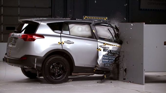 Náraz Toyoty RAV4 malou částí přídě do pevné překážky vypadá děsivě.