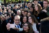 Francois Hollande mačká selfie u Vítězného oblouku na Den příměří.