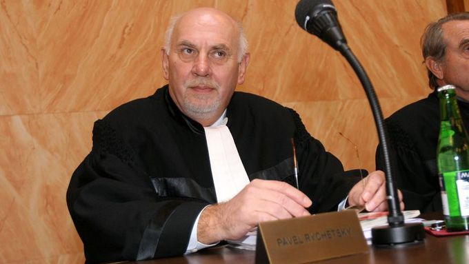 Pavel Rychetský, předseda Ústavního soudu, po téměř tříhodinovém projednávání odročil zasedání a čtení nálezu soudu na zítřek na 10 hodin dopoledne.