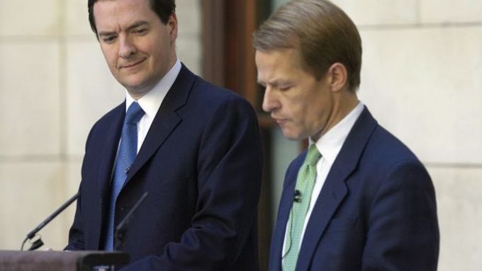 Ministr financí Osborne a státní tajemník Law dnes předložili první balíček úsporných opatření Cameronovy vlády