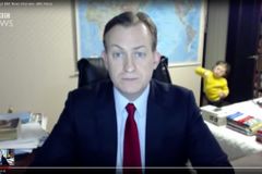 Video: Co se stane, když děláte rozhovor pro BBC a dovnitř vtrhne vaše dítě? Baví se celý svět