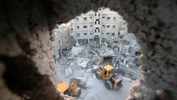 Palestinci v troskách zničených domů hledají těla obětí izraelského raketového náletu na město Rafah v jižní části pásma.