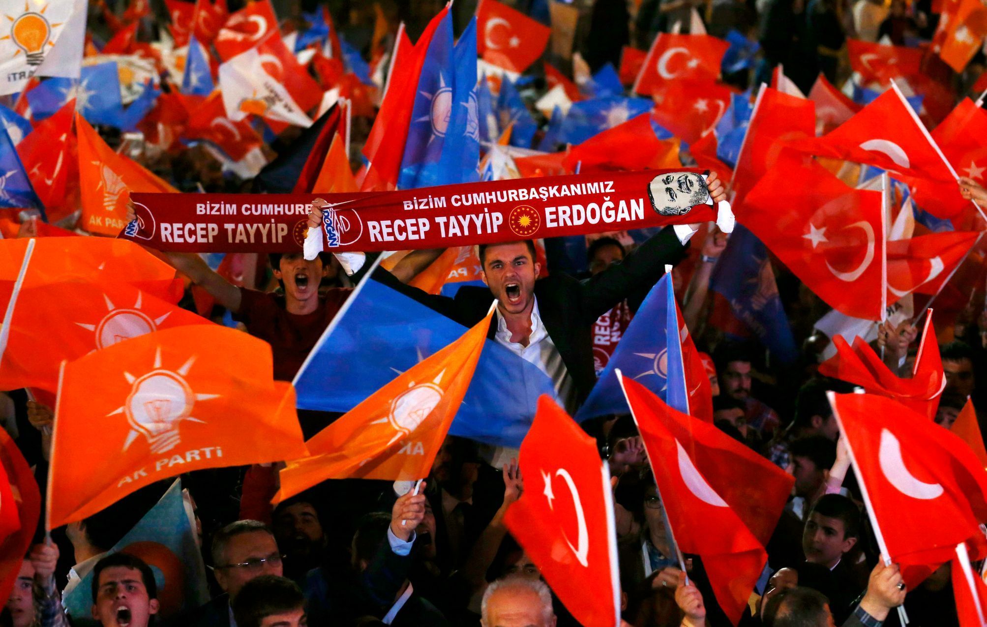 Stoupenci prezidenta Erdogana a Strany spravedlnosti a rozvoje na povolebním mítinku v Ankaře.
