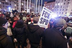 Evropští političtí "ultras" na pozvání Okamury v Praze. Demonstranti v pátek vyšli do ulic