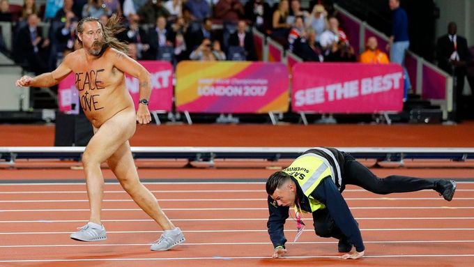 Podívejte se na fotografie z finálového závodu sprintu na 100 metrů na mistrovství světa v Londýně.