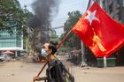 Stovka zabitých za jediný den, barmští vojáci stříleli i na pohřbu obětí demonstrací