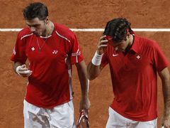 Zklamaní Roger Federer (vpravo) a Stanislas Wawrinka