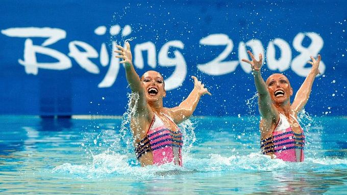 České akvabely Soňa Bernardová s Alžbětou Dufkovou během vystoupení na olympijských hrách v Pekingu. Ve volném programu dvojic skončily na osmnáctém místě.