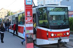 Chodce v Praze srazila tramvaj, je těžce zraněný