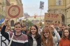 Zastavme smrad z Počerad, protestovaly desítky studentů proti elektrárně