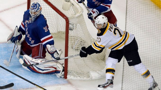 Daniel Paille překonává Henrika Lundqvista. Díky čtvrté řadě Bruins vede Boston v semifinále Východní konference nad NY Rangers už 3:0 na zápasy.
